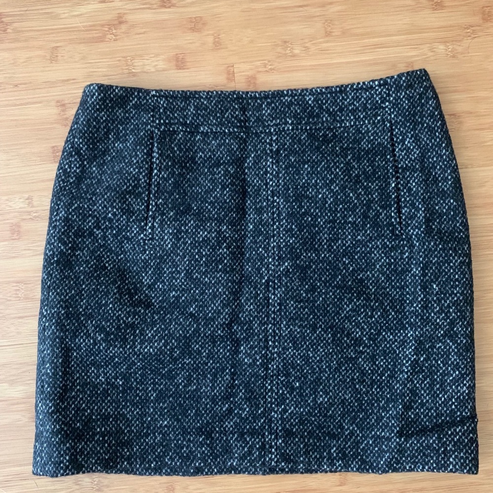 Banana Republic Mini Skirt with pockets! Size 8